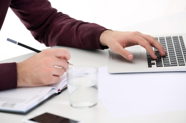 Homme d&#39;affaires travaillant avec un ordinateur portable au bureau