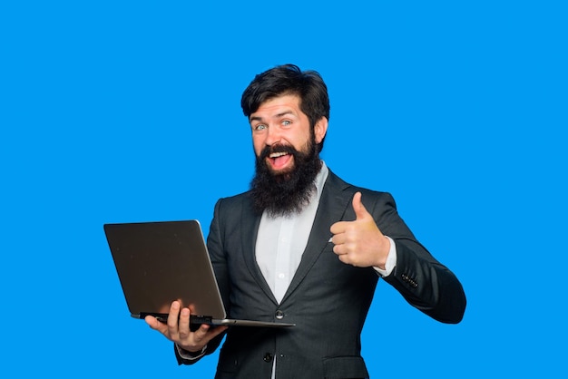 Homme d'affaires travaillant avec un ordinateur portable bel homme d'affaires travaillant avec un ordinateur portable dans un homme d'affaires de bureau