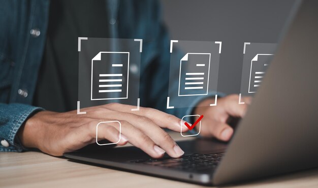 Homme d'affaires travaillant sur un ordinateur portable avec écran virtuel Traitement automatique pour gérer efficacement les fichiers Base de données de documents en ligne et concept de système de gestion de documents