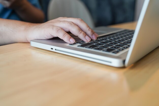 Homme d'affaires travaillant avec un ordinateur portable Jeune homme d'affaires pensant concentré au travail