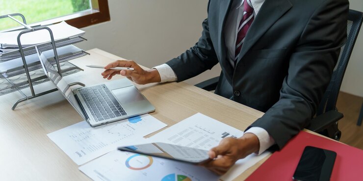 Homme d'affaires travaillant avec un ordinateur portable Jeune homme d'affaires pensant Concentré sur le travail