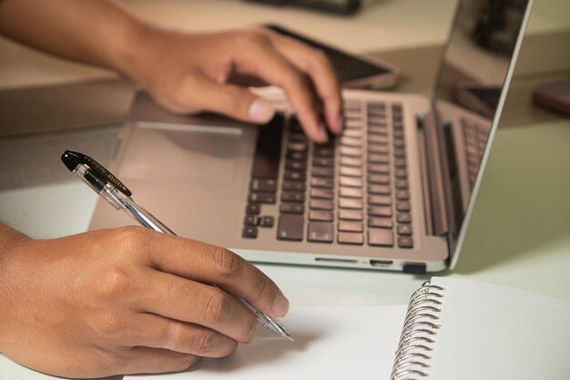 Photo homme d'affaires travaillant sur un ordinateur portable surfant sur internet ou étudiant apprenant un cours en ligne
