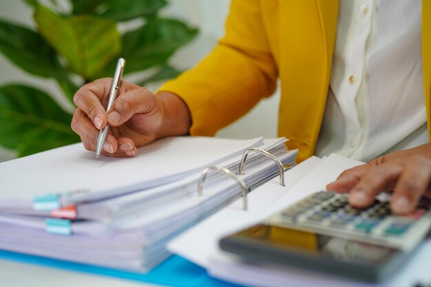 Homme d'affaires travaillant et préparant des données de rapport de paperasse pour analyser les informations dans le classeur de fichiers au bureau