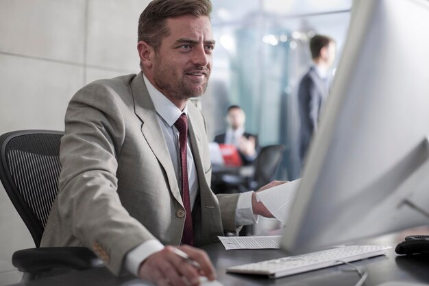 Homme d'affaires travaillant à son bureau dans un bureau