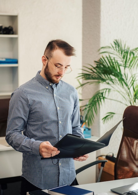 Homme d'affaires travaillant sur son ordinateur portable dans un bureau