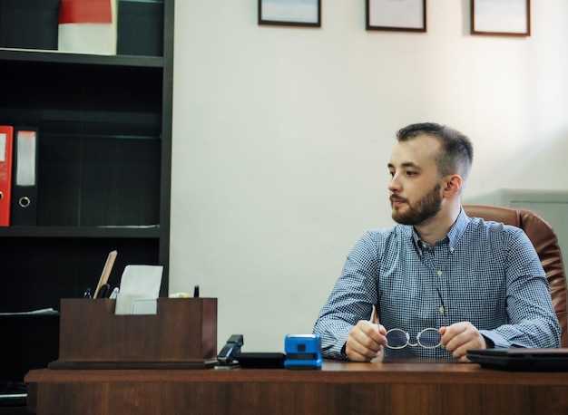 Homme d'affaires travaillant sur son ordinateur portable dans un bureau