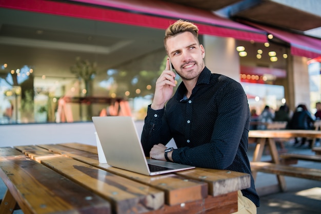 Homme d'affaires travaillant sur son ordinateur portable.