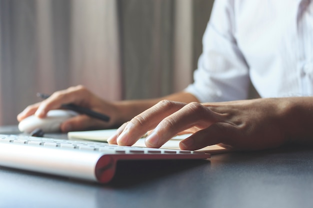 Homme d&#39;affaires travaillant sur la table au bureau à domicile