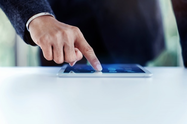 Photo homme d'affaires travaillant sur une tablette numérique au bureau au bureau.