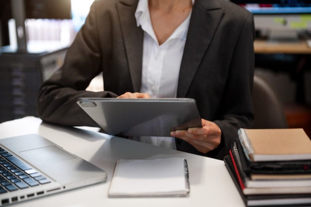 Homme d'affaires travaillant avec une tablette numérique et un téléphone intelligent avec effet de couche de stratégie d'entreprise financière sur le bureau à la lumière du matin