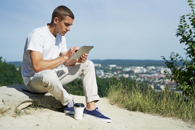 Homme d'affaires travaillant avec une tablette numérique