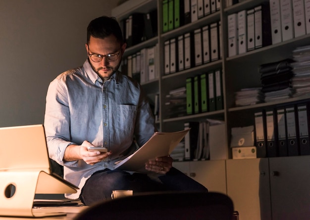 Homme d'affaires travaillant tard au bureau