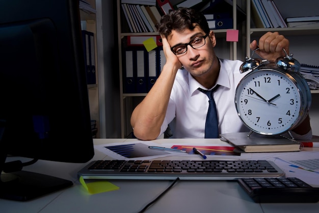 Homme d'affaires travaillant tard dans le bureau