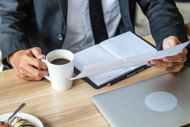 Homme d&#39;affaires travaillant et tasse de café au bureau.