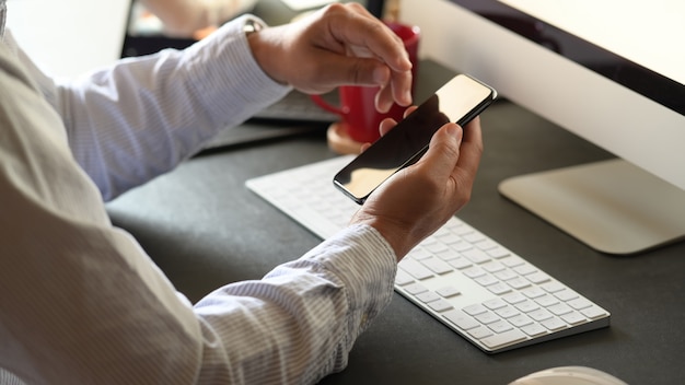 Homme d&#39;affaires travaillant avec un téléphone portable au bureau