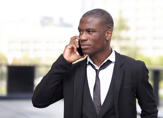 Homme d'affaires travaillant avec un téléphone portable et un ordinateur portable en milieu urbain