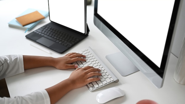 Homme d'affaires travaille sur ordinateur au bureau.