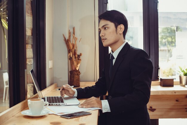 homme d&#39;affaires travaille sur ordinateur portable à son bureau