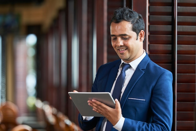 Homme affaires, travailler, tablette numérique