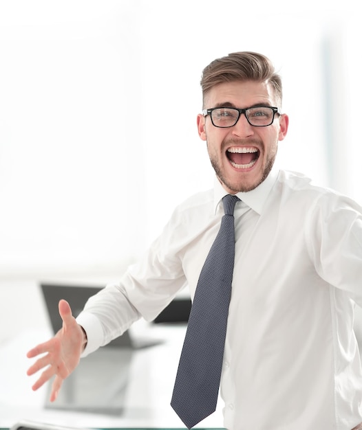 Photo homme d'affaires très heureux sur fond de bureau