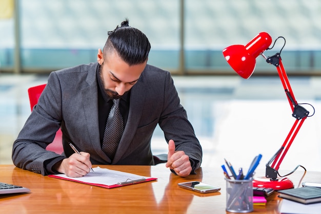 Homme d&#39;affaires triste assis au bureau