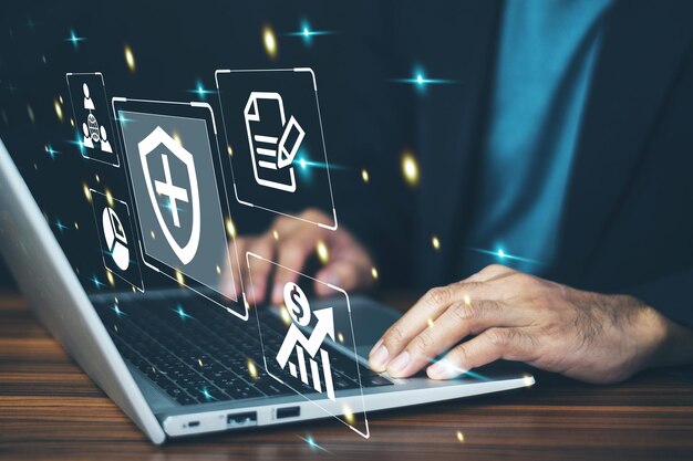 Homme d'affaires utilisant l'ordinateur avec le concept d'investissement en assurance