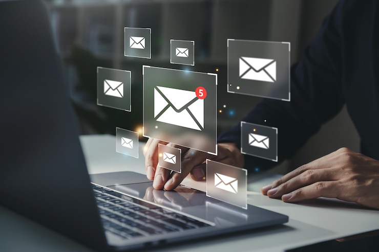 Homme d'affaires utilisant un ordinateur portable avec alerte de notification par e-mail sur écran virtuel