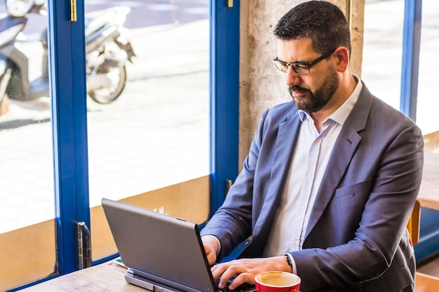 Homme d'affaires utilisant un ordinateur portable au bureau