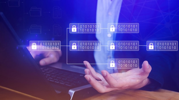 Homme d'affaires utilisant un ordinateur portable au concept de technologie Blockchain avec une chaîne de blocs cryptés pour sécuriser les crypto-monnaies et le bitcoin pour les paiements en ligne et les transactions monétaires