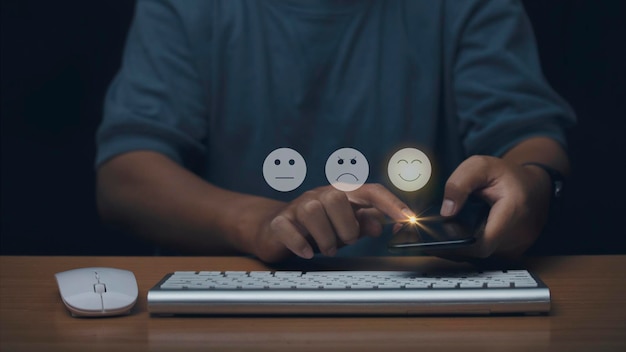 Photo homme d'affaires utilisant un ordinateur portable en choisissant l'écran sur l'icône du visage smiley heureux pour donner satisfaction dans l'évaluation du service très impressionné service client et concept de satisfaction