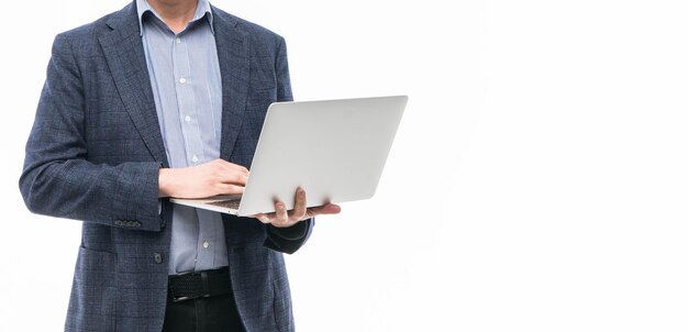 Photo homme d'affaires utilisant un ordinateur portable et faisant des gestes de bonheur isolé sur un fond blanc