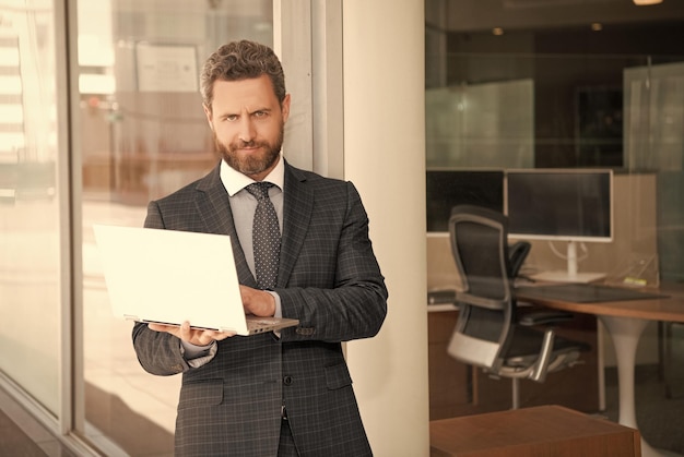 Homme d'affaires utilisant un ordinateur portable pour bloguer sur le réseau social et la communication informatique d'entreprise de blog