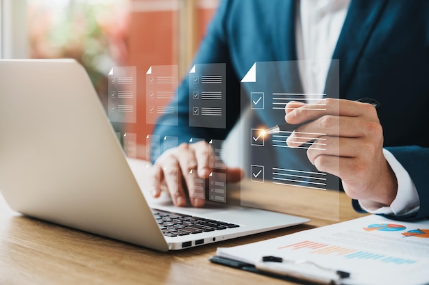 homme d'affaires utilisant un ordinateur portable pour faire un sondage en ligne un examen en ligne choisir la bonne réponse à l'examen remplir un formulaire d'enquête en ligne répondre aux questions du test
