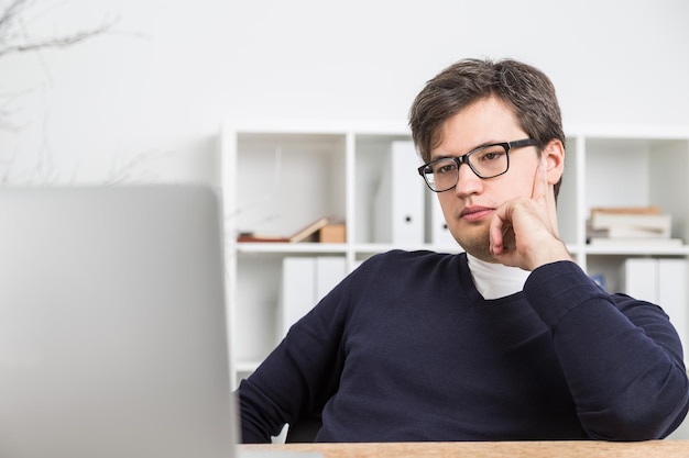 Homme d&#39;affaires utilisant un ordinateur portable