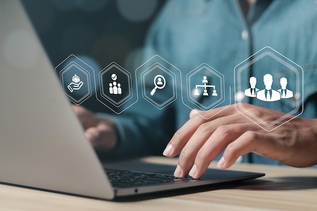 Homme d'affaires utilisant un ordinateur et un tableau de bord RPA pour les robots processus automatiques bannières icônes web pour l'optimisation des processus d'affaires concept de technologie d'innovation