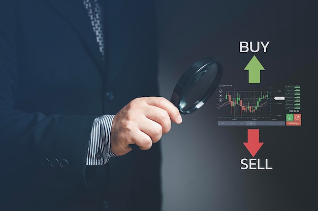 Homme d'affaires utilisant des outils d'analyse de données pour approuver et prendre des décisions en matière de négociation d'actions Outil de loupe Stratégie de négociation d'actions Marché boursier Crypto-monnaie