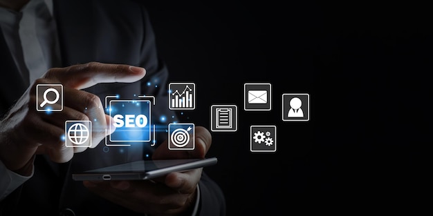 Un homme d'affaires utilisant un smartphone interagit avec des icônes SEO virtuelles pour analyser l'optimisation des moteurs de recherche SEO pour le classement du site Web et le trafic Marketing numérique Optimisation du site Web SEO concept