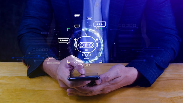 Un homme d'affaires utilisant un smartphone pour un chatbot numérique, une application de robot, un assistant de conversation, de l'intelligence artificielle, un concept de chatbot numérique sur un écran virtuel.