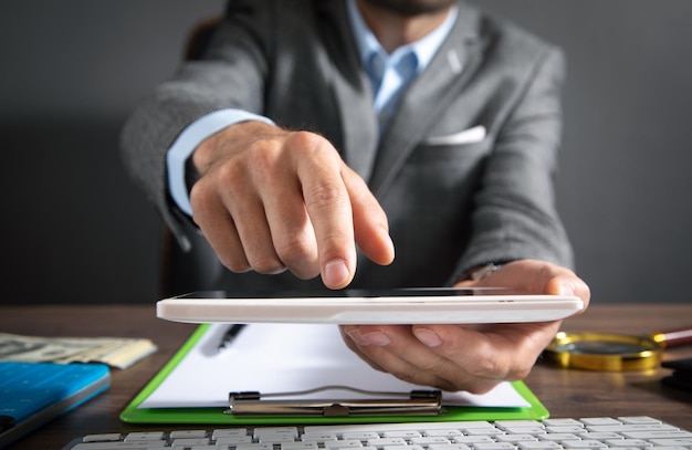 Homme d'affaires utilisant une tablette numérique blanche