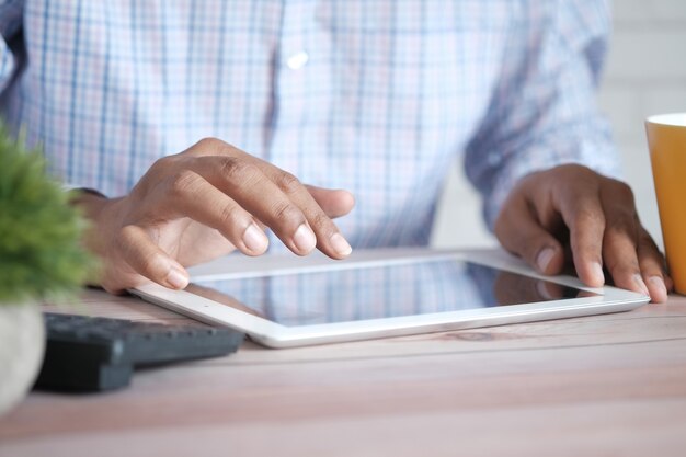 Homme d'affaires utilisant une tablette numérique sur un bureau