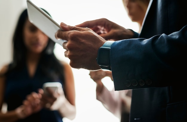 Homme d'affaires utilisant une tablette numérique