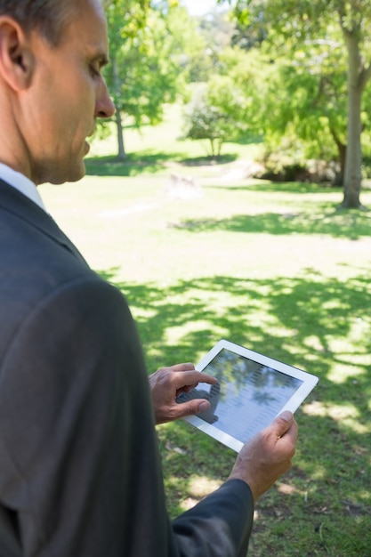 Homme d&#39;affaires en utilisant une tablette PC