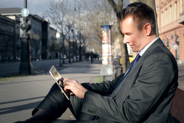 Homme d&#39;affaires en utilisant une tablette