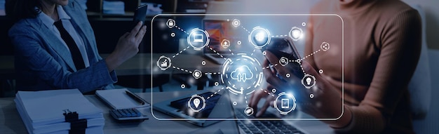 Homme d'affaires utilisant un téléphone portable intelligent Technologie d'application de connexion Internet mondiale d'affaires et