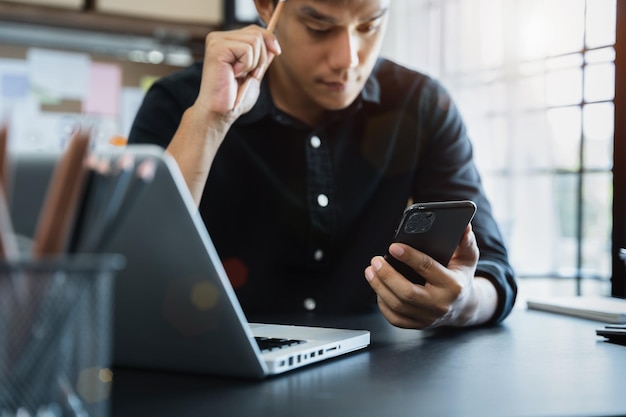 Homme d'affaires utilisant un téléphone portable jouer social au bureau