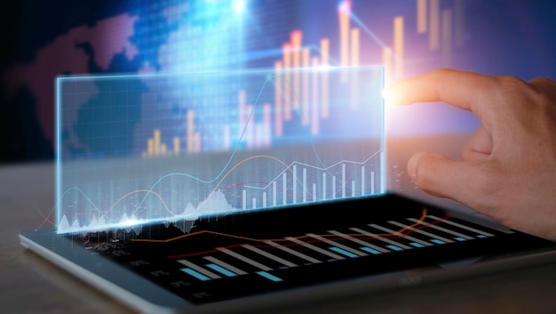 L'homme d'affaires utilise le graphique d'analyse de la tablette pour le marché boursier sur