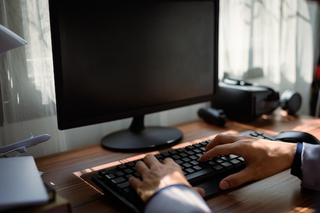 L'homme d'affaires utilise un ordinateur au travail