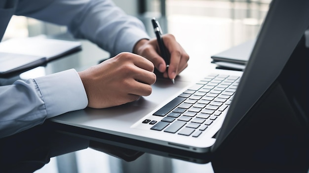 Un homme d'affaires utilise un ordinateur portable pour analyser l'entreprise