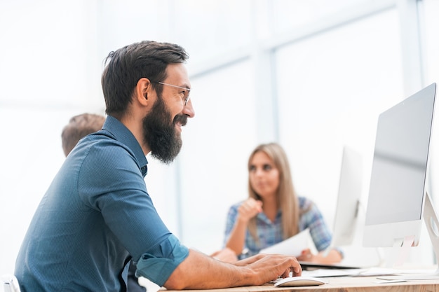 L'homme d'affaires utilise un ordinateur pour travailler avec des documents. les gens et la technologie