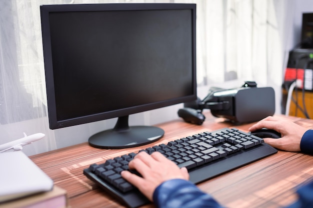 L'homme d'affaires utilise un ordinateur pour travailler